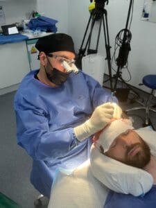 Dr Elgindi performing Ronnie Vint's hair transplant
